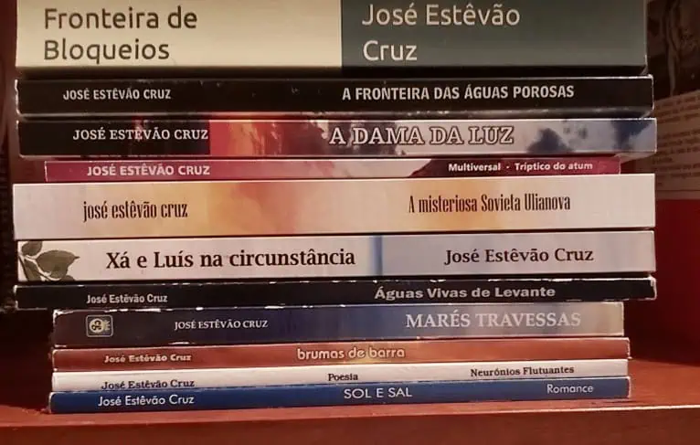 Livros de José Estêvão Cruz empilhados.