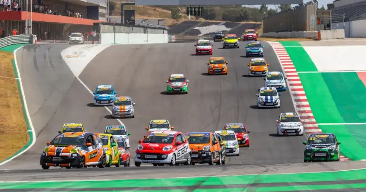 Corrida de carros em circuito asfaltado.