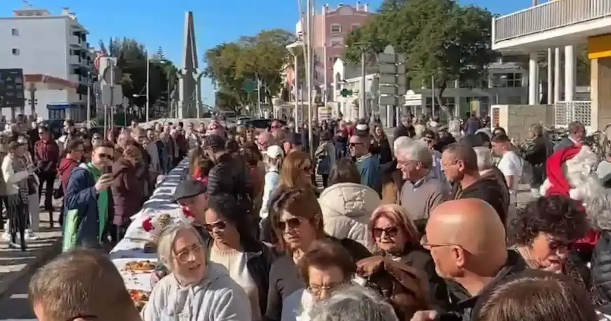 Multidão reunida em evento ao ar livre.