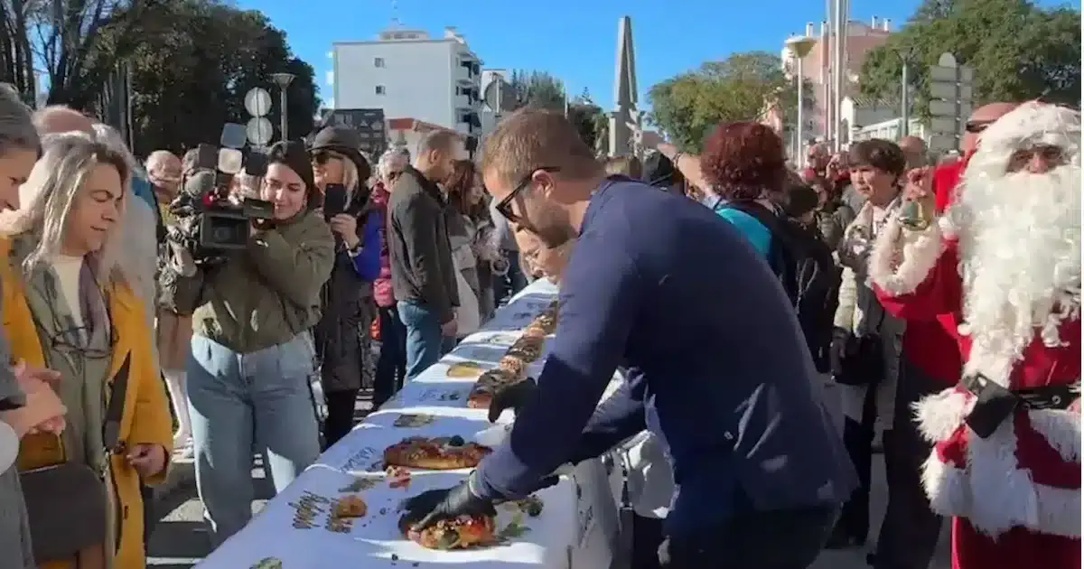 Evento comunitário ao ar livre com comida e Pai Natal.