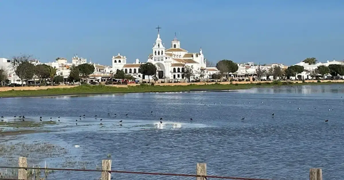 Paisagem fluvial com igreja ao fundo em Portugal.