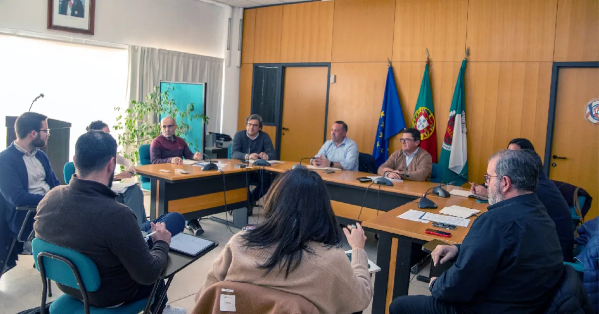 Reunião de profissionais em sala de conferências.