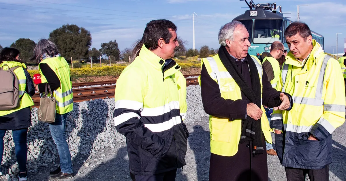 Profissionais inspecionando obras ferroviárias ao ar livre.