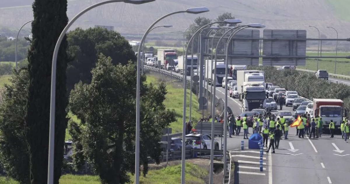 Protesto bloqueia autoestrada com muitos veículos.