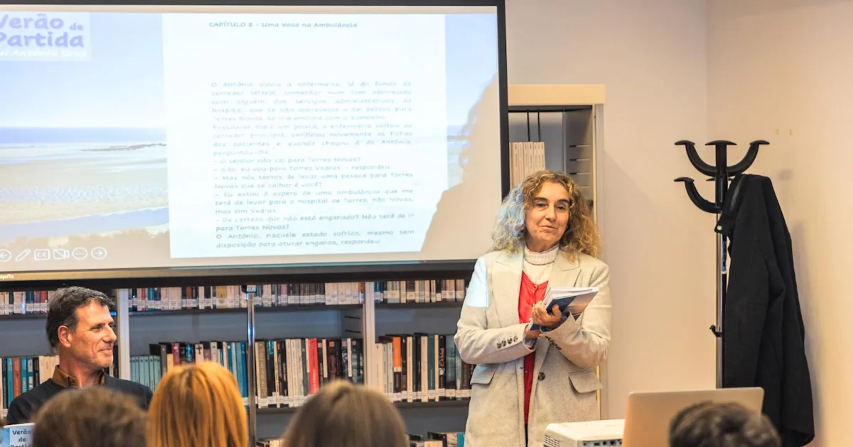 Apresentação de livro com audiência em biblioteca.