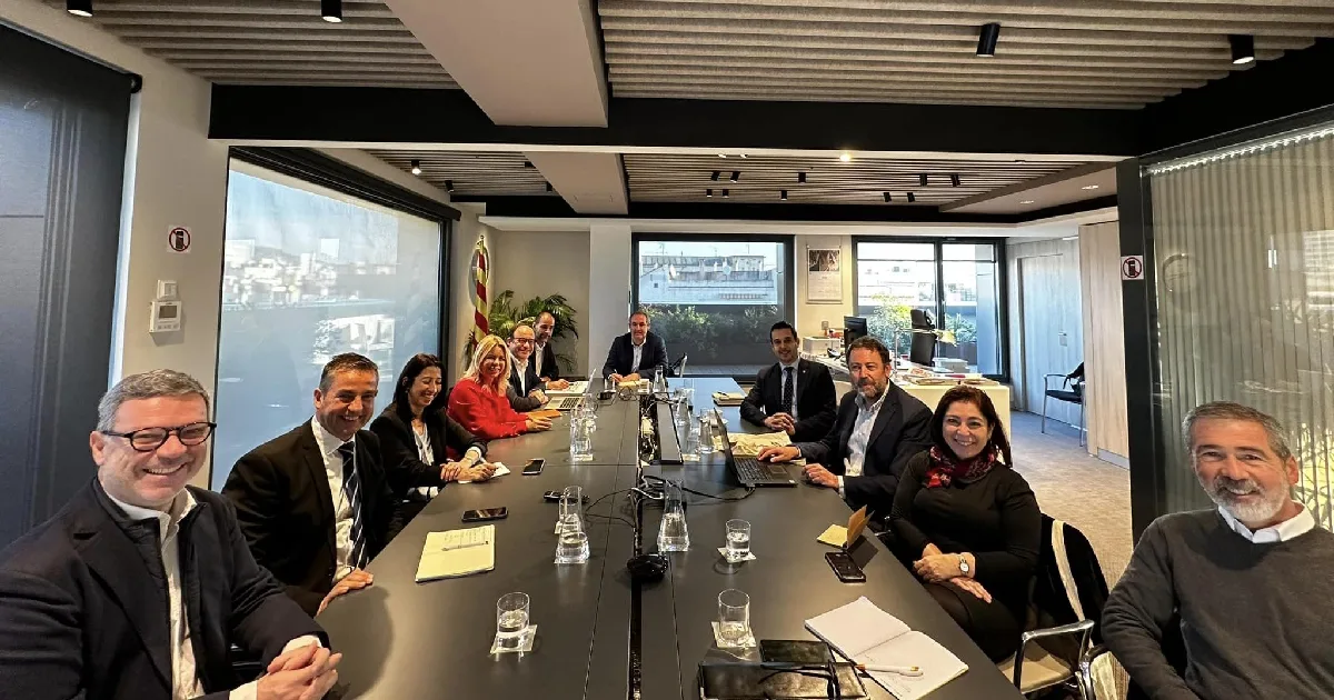 Reunião profissional em sala de conferências moderna.