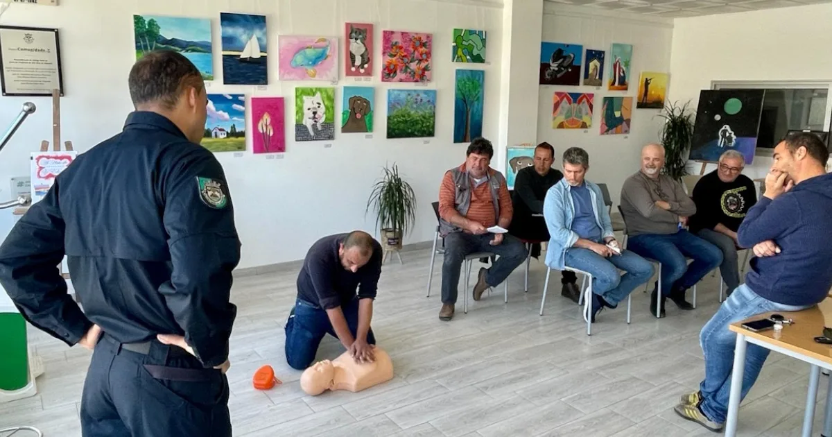 Formação em primeiros socorros com manequim.