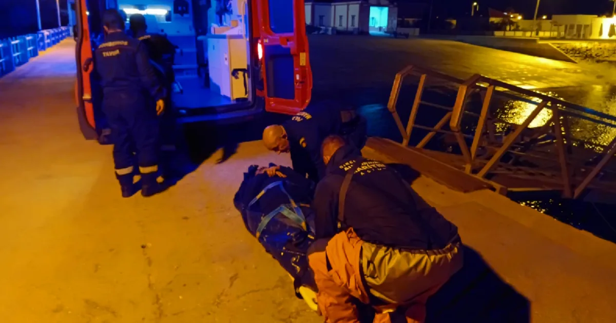 Socorristas atendendo emergência noturna no cais.