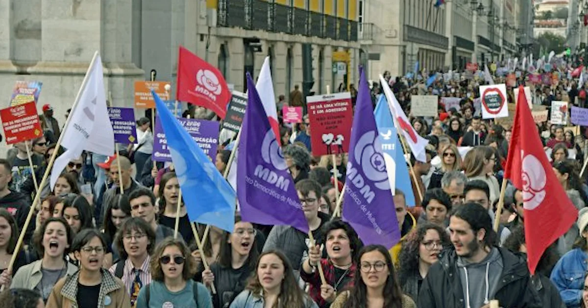 Manifestação com bandeiras em Portugal.