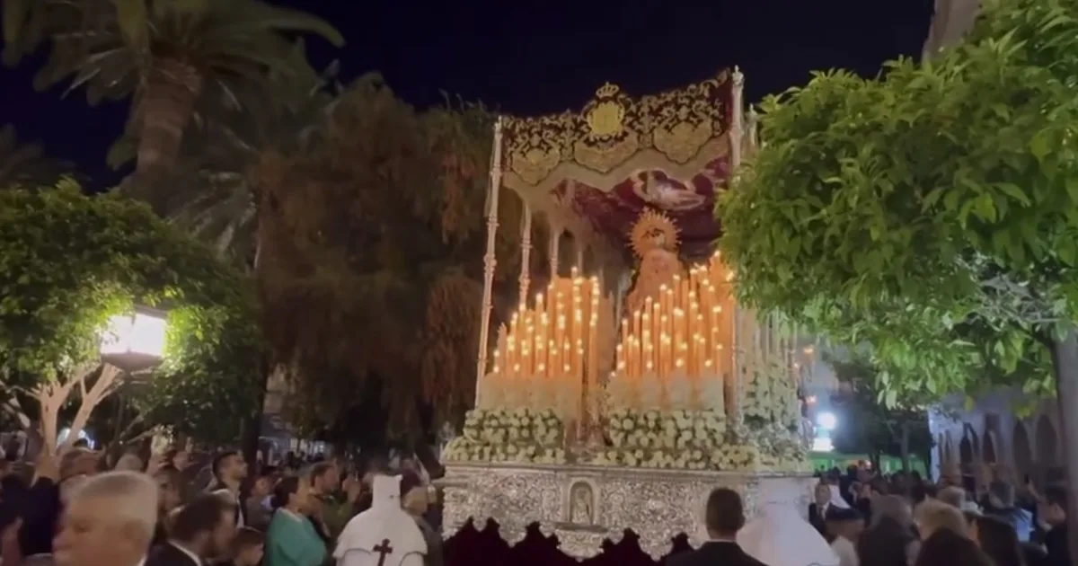 Procissão noturna com altar iluminado por velas.