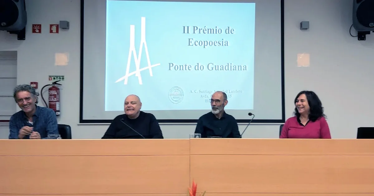 Pessoas em cerimónia de Ecopoesia, Ponte do Guadiana.