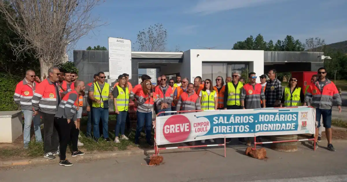 Trabalhadores em greve por direitos e dignidade.