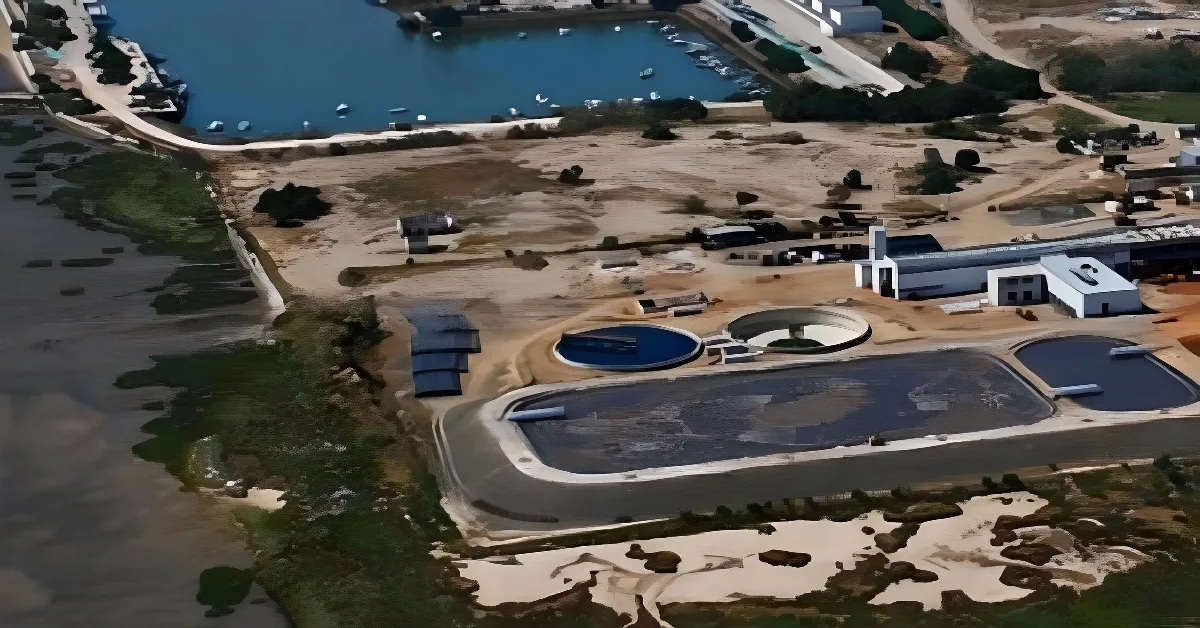 Estação de tratamento de água perto de rio e marina.