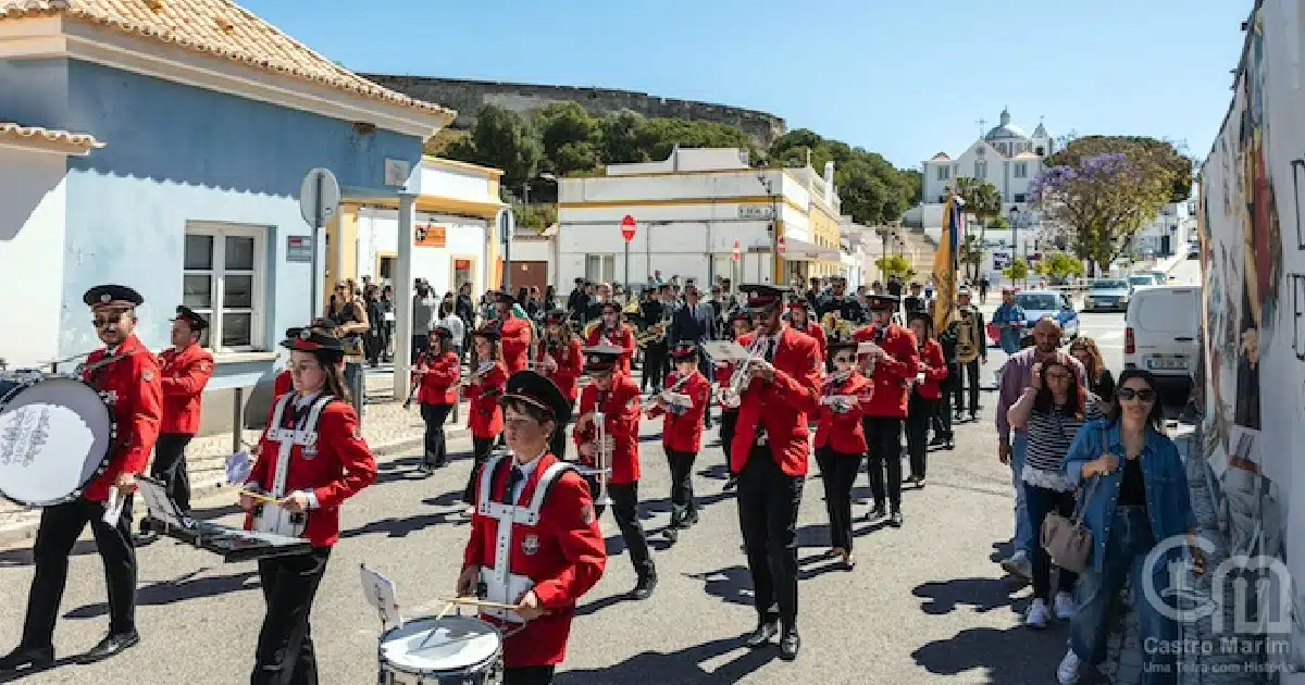 Desfile de banda musical em rua de Portugal.