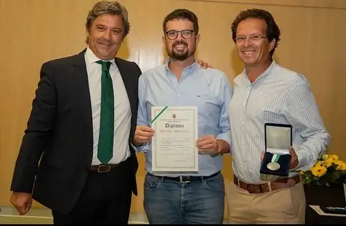 Entrega da medalha à Feito no Zambjal